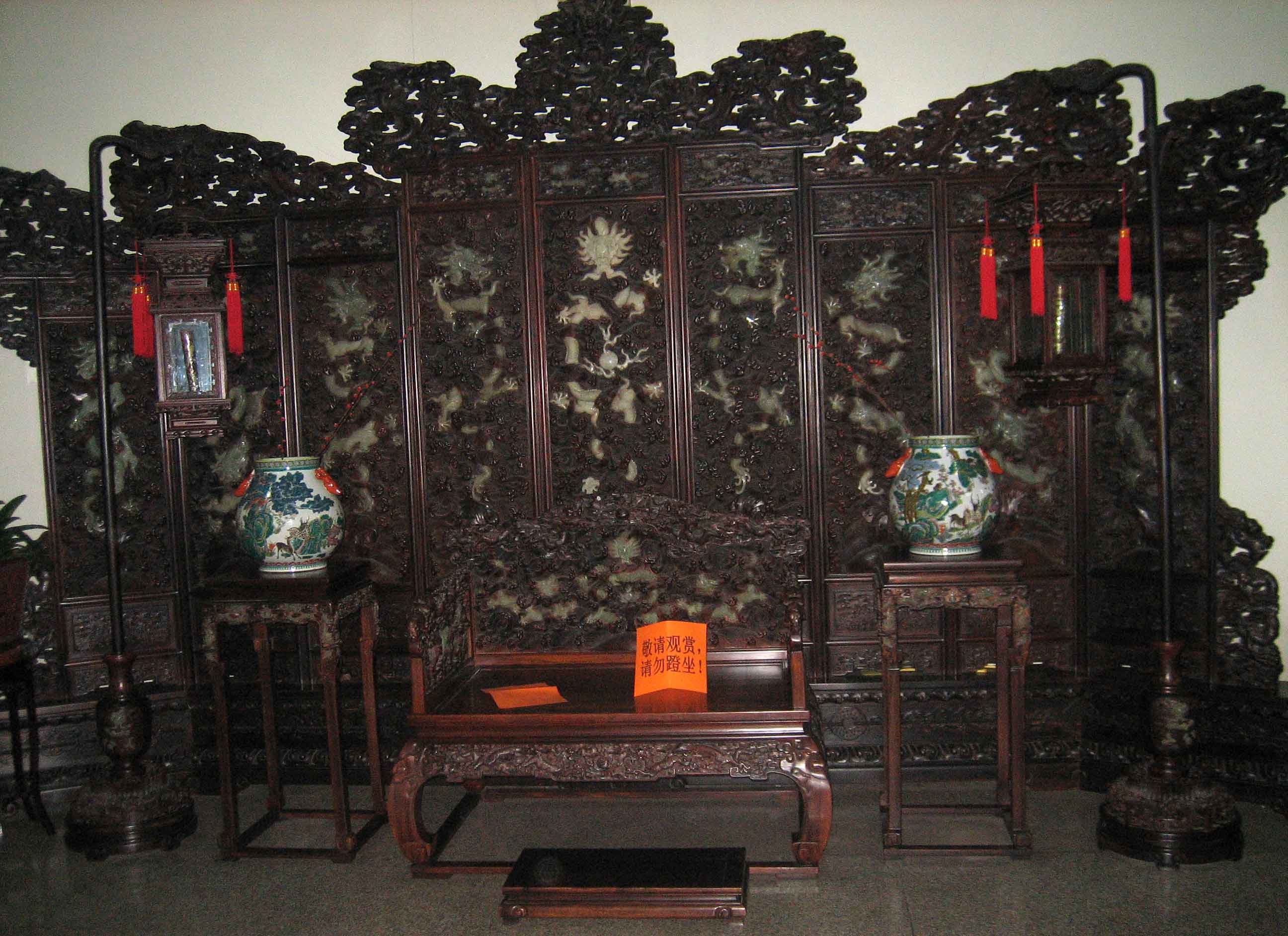Carved-and-inlaid-Screen Traditional Chinese Resturant Beijing