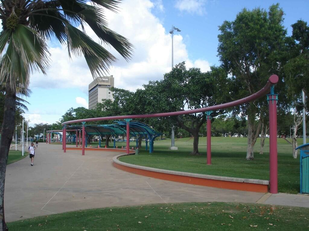 The-Strand--the boulevard and-Strand-Park-tropical Townsville