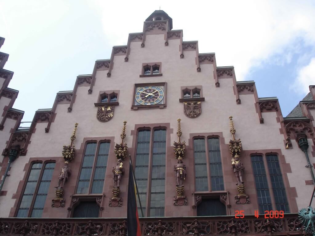 Facade-of-City-Hall has historical statues of the four Kaisersof the Holy RomanEmpire 