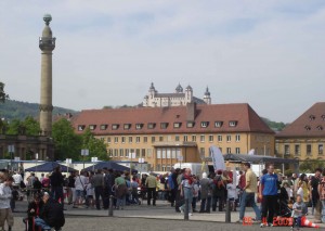 Foot-race-crowd Residenz-Square-Wurzburg