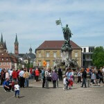 Race-Crowd-Fountain-Residenz Square