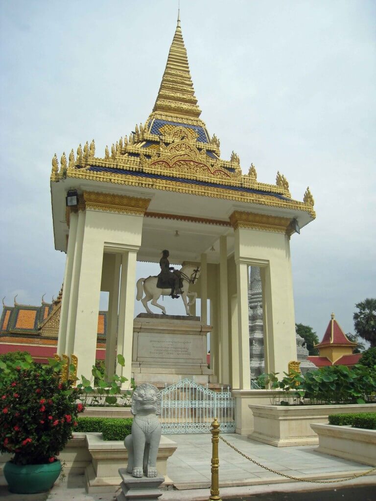 Equestrian-Statue-KingNorodom, Temple of the Emerald Buddha complex,Royal Palace