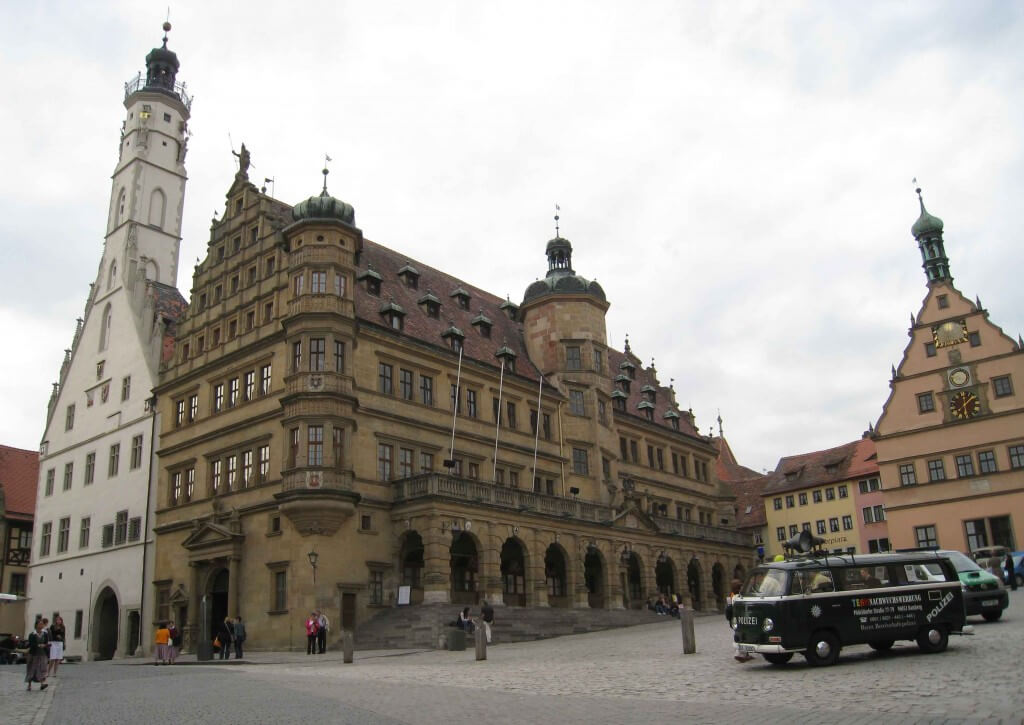 Rathaus-&-City-Councillors' Tavern, graced by a 17th century clock. 