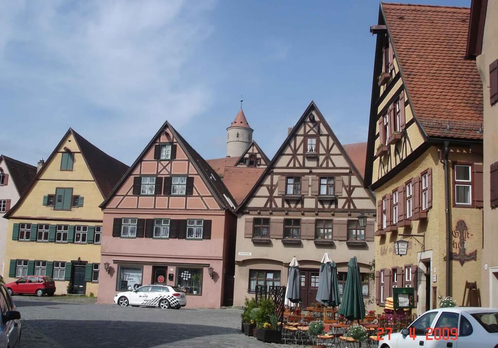 Dinkelsbuhl-Attractive-buildings, towers and restaurants greet the eyes at every turn 