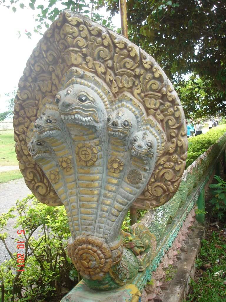 Kampot - KampongTrach-five-headed-Naga-(with teeth) guarding pathway to caves