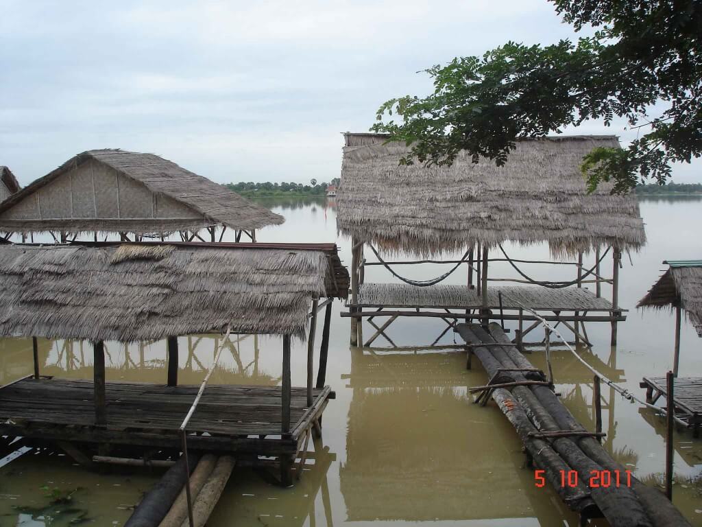 Tonli Bati (Lake Bati) Picnic shelters & hammocks on the shores of Tonli Bati