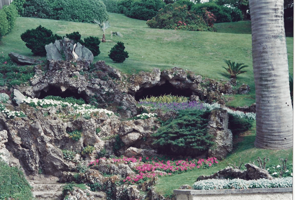 Villa-Melzi-Garden Grottoe-Famous villas lakeshore Lago di Como