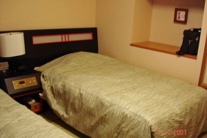Takayama-Hida Hotel Plaza - comfy beds-decor in gold, black and red