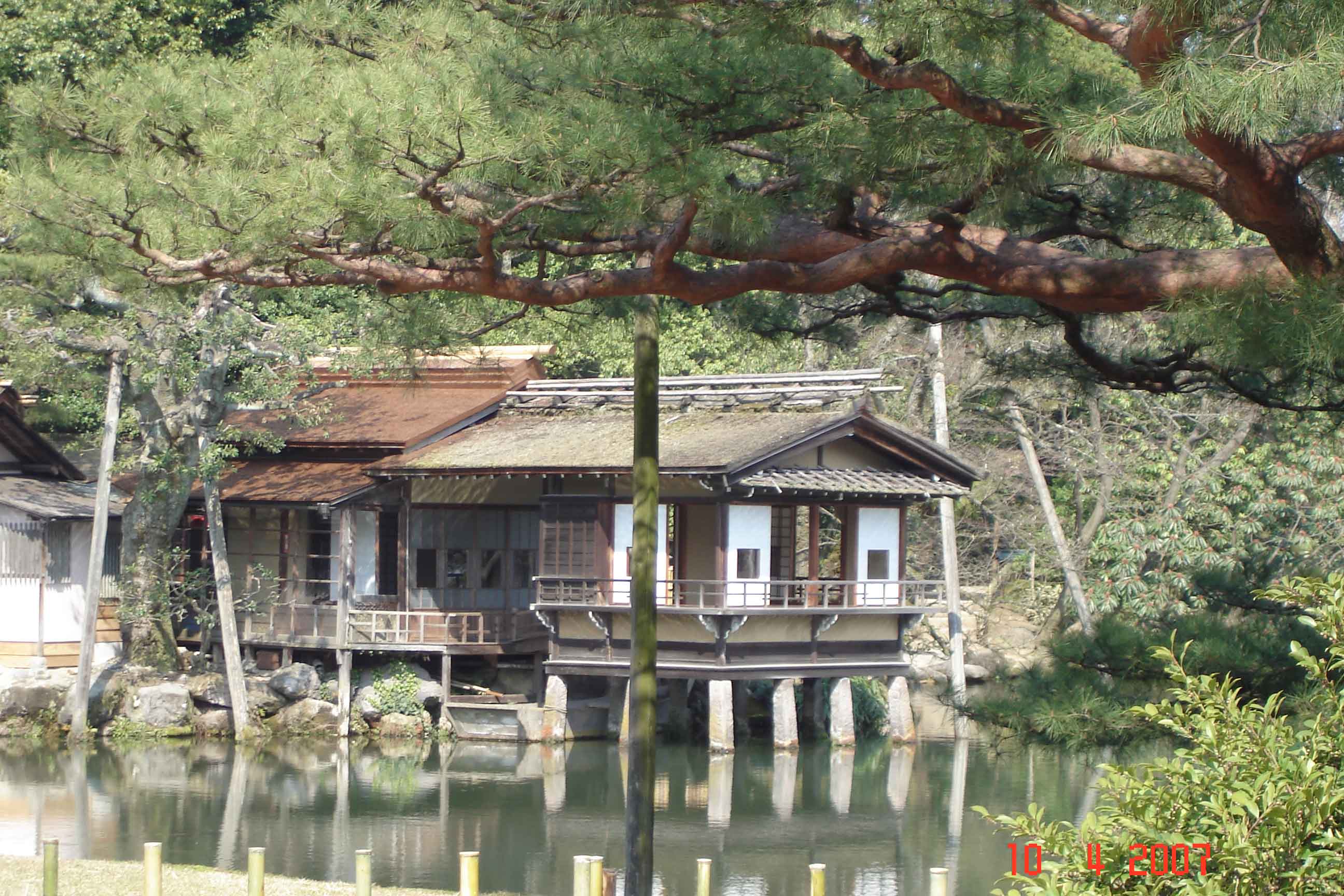 Kenroku-en Park - floating tea house on Kasuma Pond