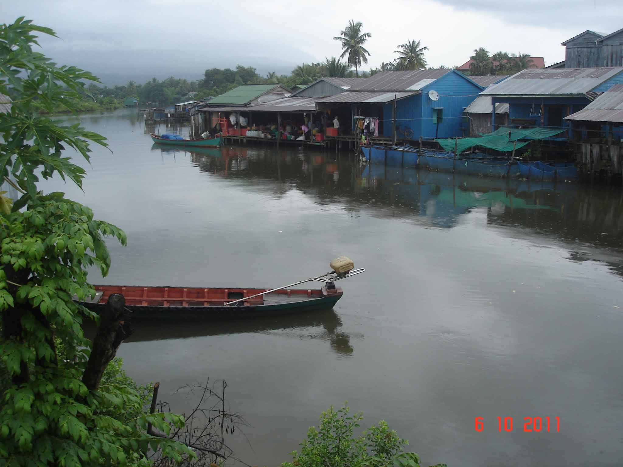 Peaceful river scene, fishing villages along the riverbanks