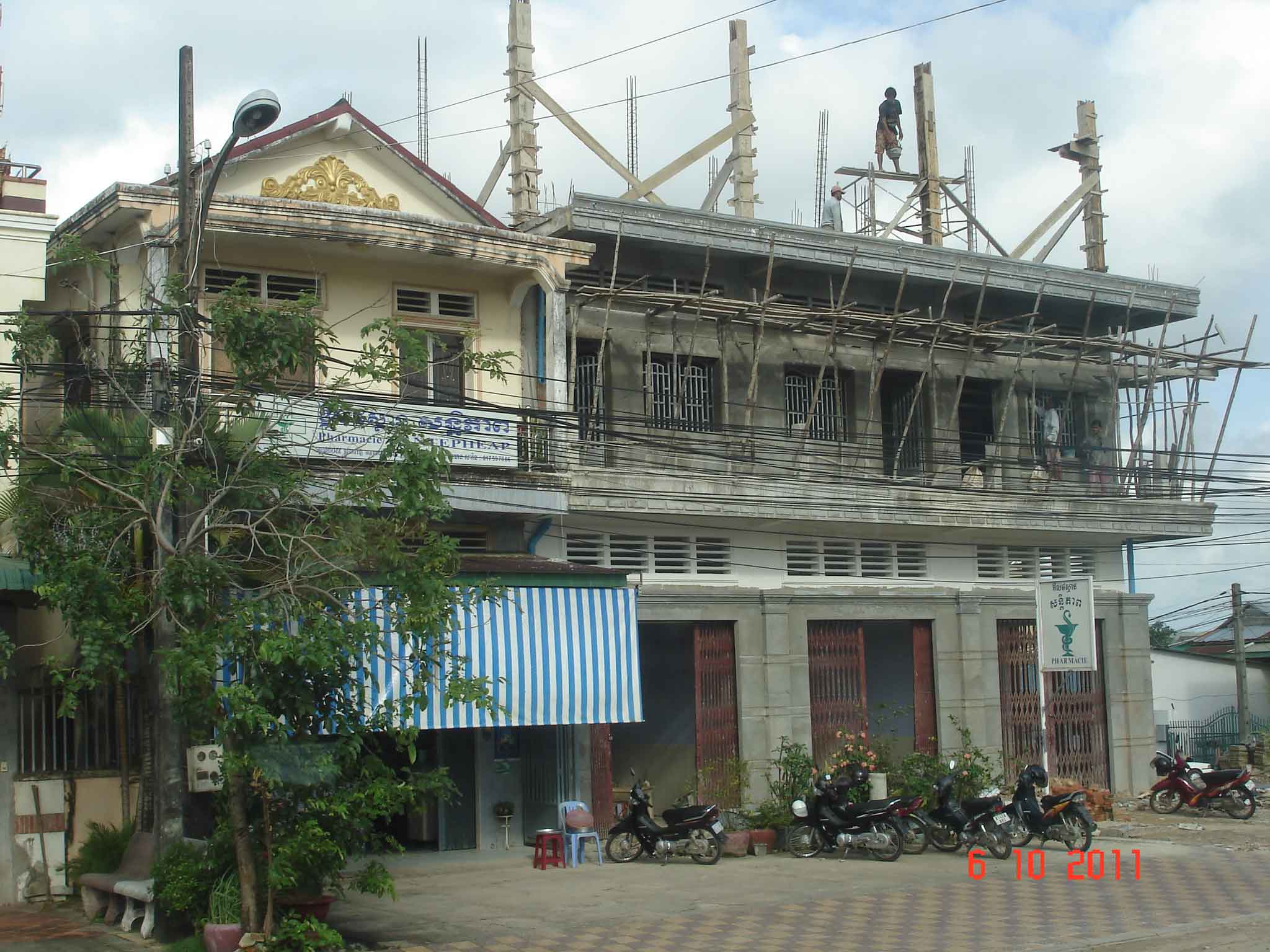 Cambodia Sinoukeville Housing construction - Bamboo platforms 