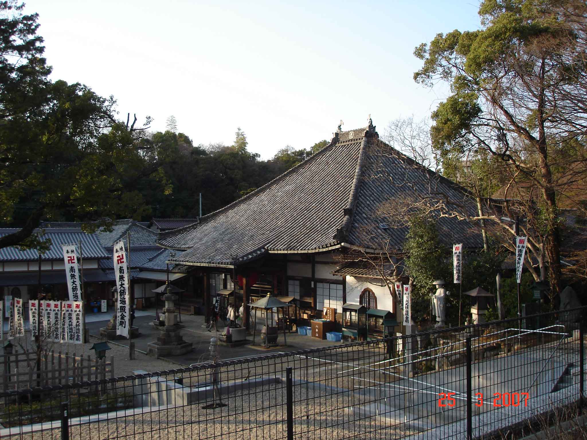 Koshoji-temple-grounds-sunl