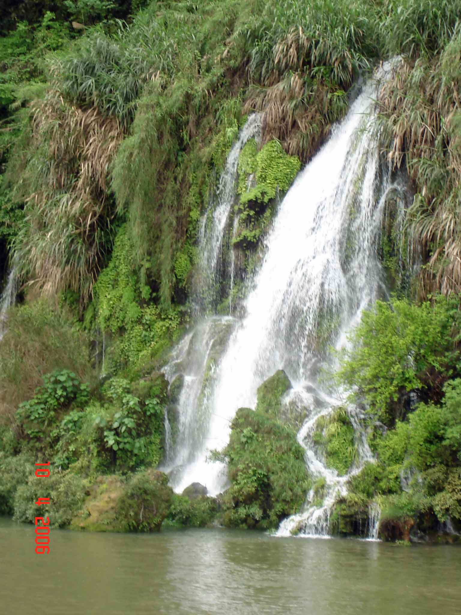 Cascading-waterfalls-along-