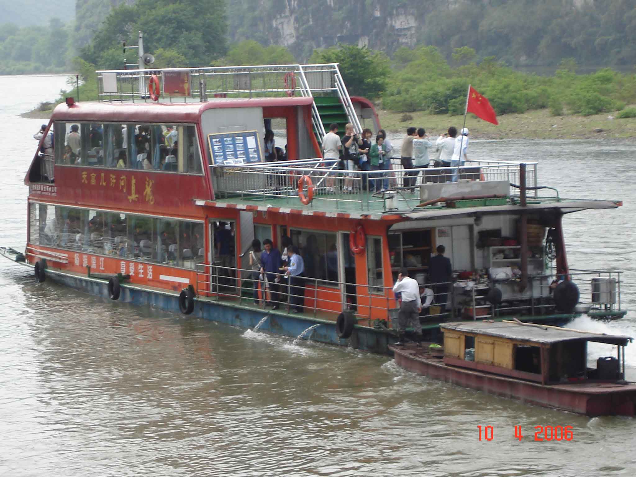 Red-Cruise-boat--Li-River--