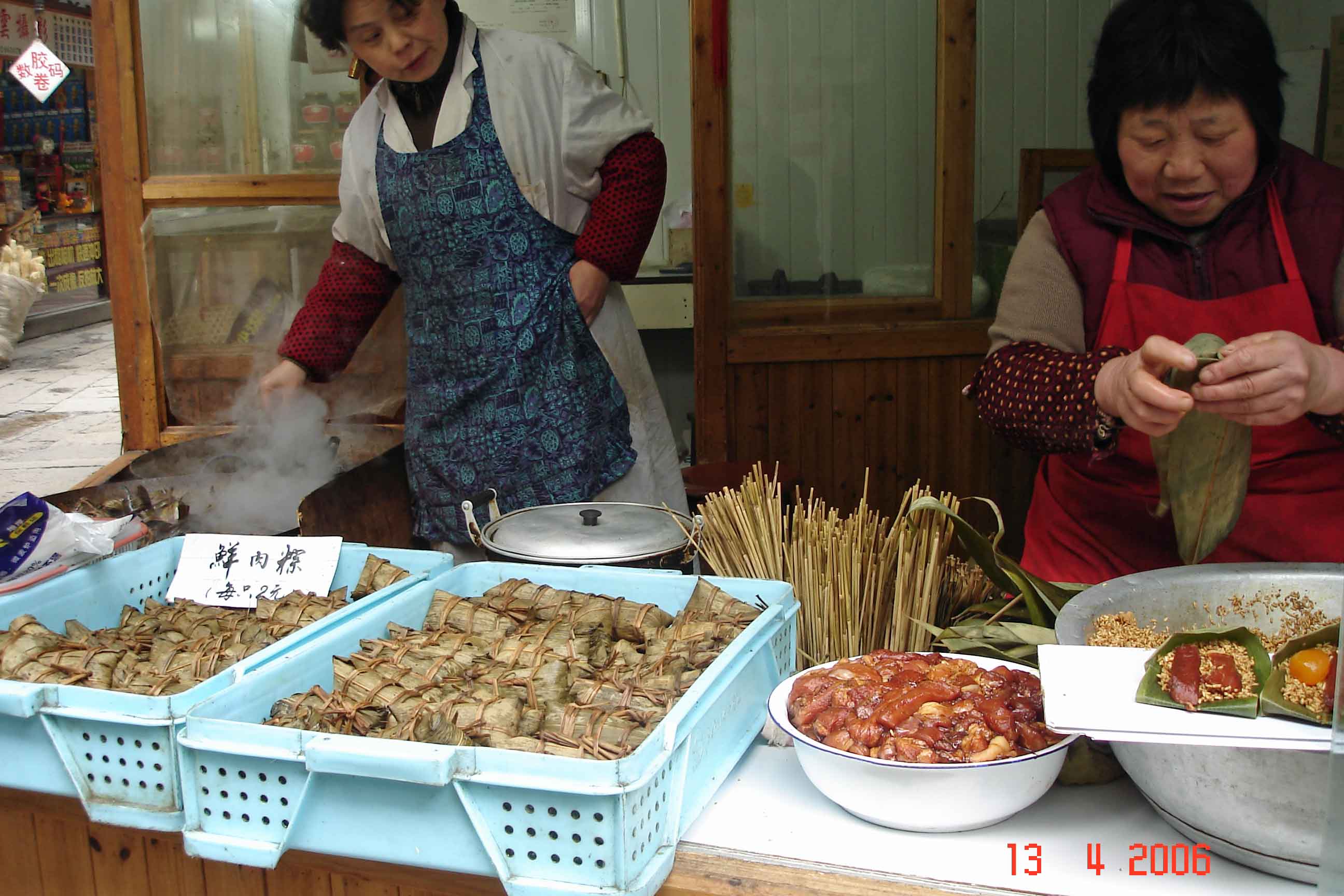 Freshly prepared traditional dishes - Zhujiajiao Water Town