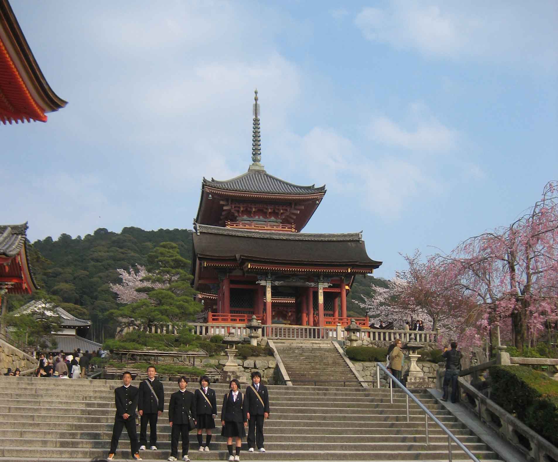Kyhomizu-Gate3storypagoda