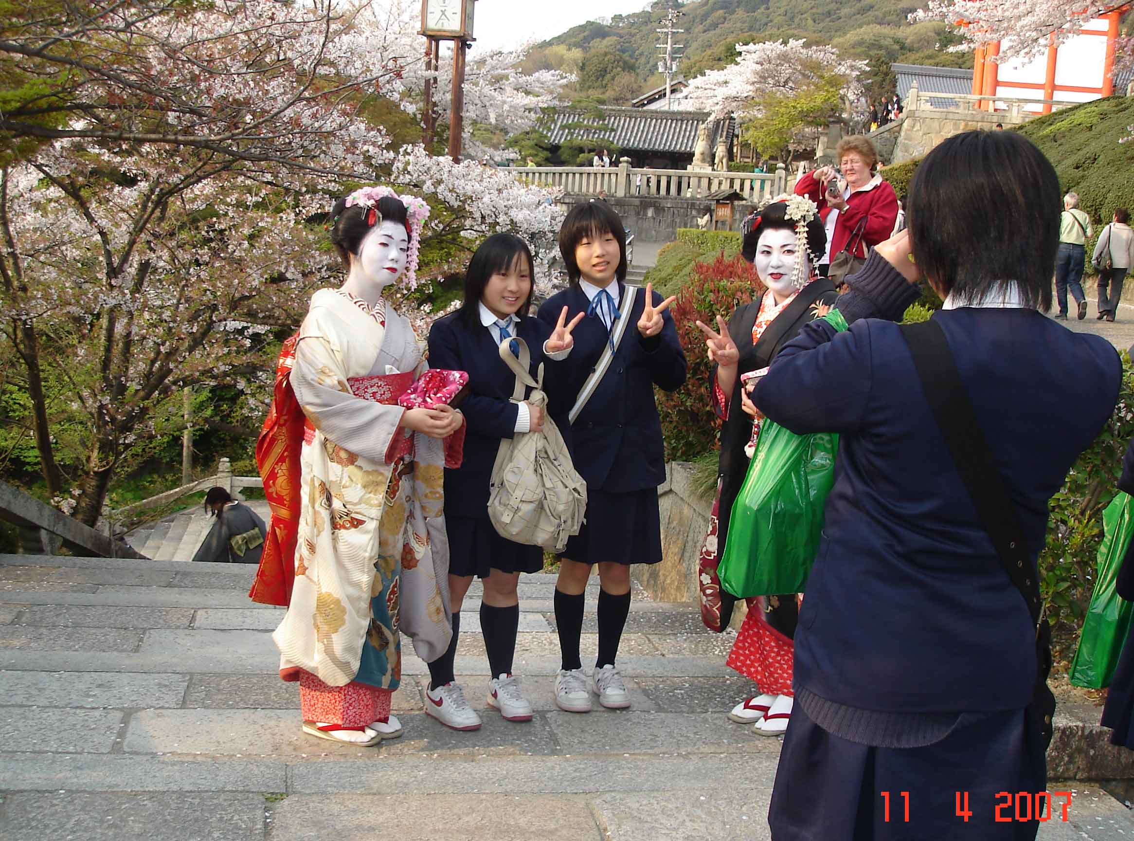 Kiyhomizu-Maiko women and young students - Kiyhomizu -Temple of Buddhism 