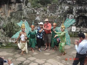 BayonKhymerDancers&Tourists