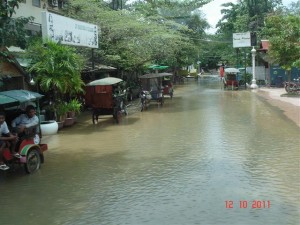 Water flow down main street - Tuk Tuk drivers - Siem Reap