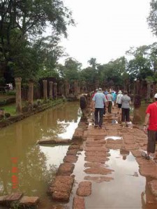 Causeway-lined-with-boundary posts Benteay Srei-carvings