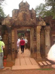 Entrance-Gopura-E.Pediment-Benteay Srei