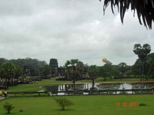 Yellow-balloon View from Angkor Wat to Western Gate Entrance 